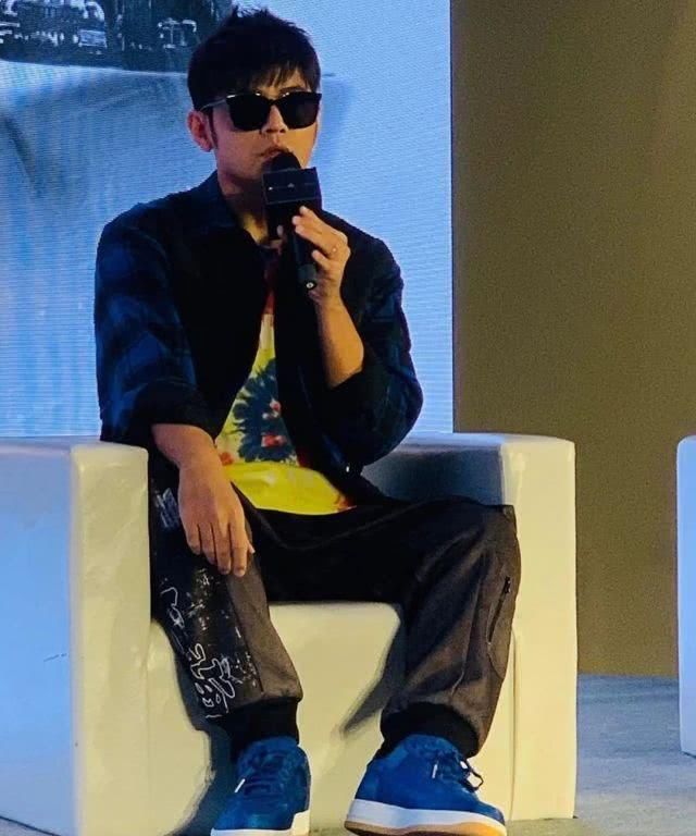  【绸缎】绸缎又俗又难穿？现在开始修改你的偏见了！