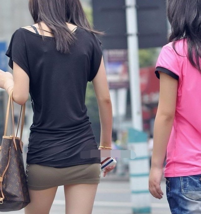 街拍性感美女，穿着超短裙，高挑修长的身材，露出极品大长腿