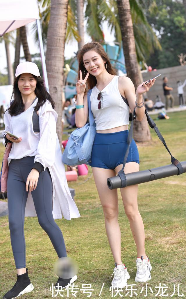  【小姐姐】街拍：路遇笑容阳光的运动美女，小姐姐平日都在哪儿健身？