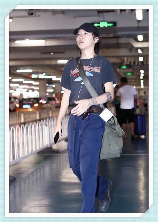 窦靖童再现机场，终于把茶缸抛弃了，可一个转身我发现我错了!