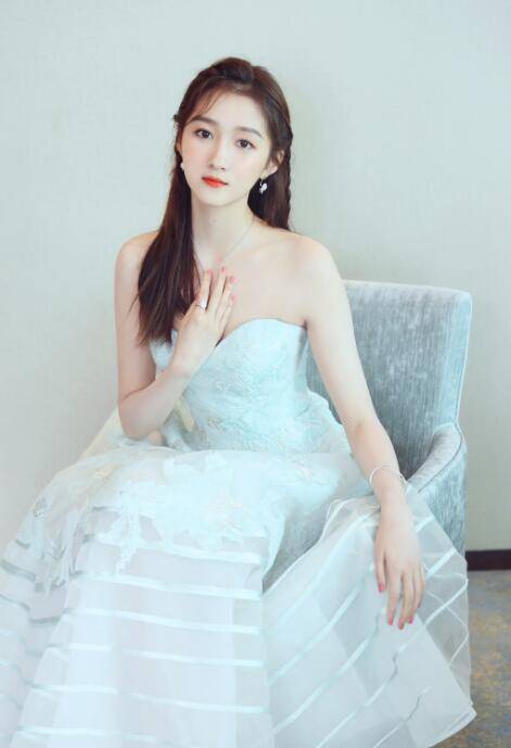 关晓彤抹胸裙大秀香肩锁骨 巧妙捂胸姿态尽显魅惑