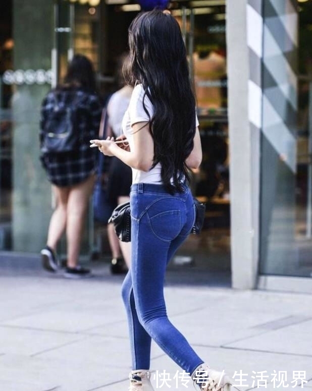 [ 美女]展现女性年轻气质！，青春灵动的牛仔裤美女