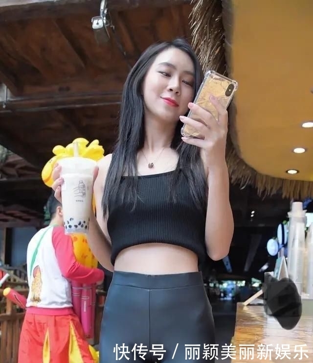  #带给你舒适的穿着体#穿皮裤的美女在侧身一刹那尽显曼妙曲线和性感身材