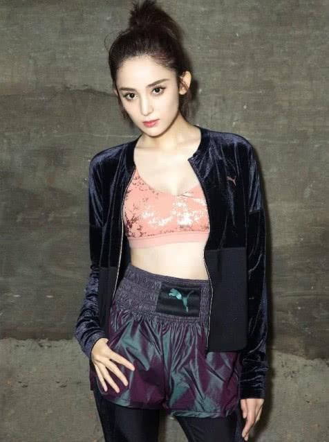 古力娜扎罕见“黑丝特辑”,超短裤秀黑丝美腿!