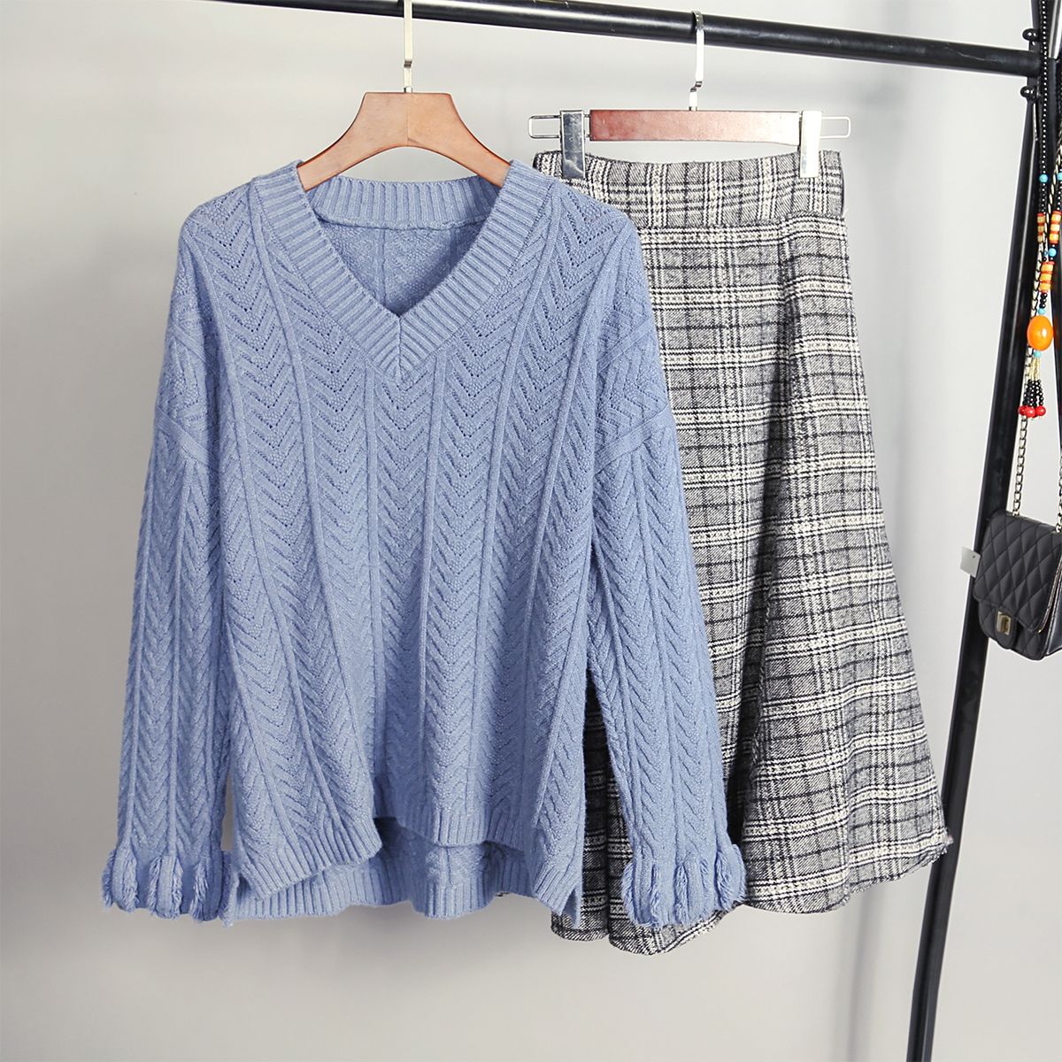 别再乱穿了!今秋流行:毛衣+套裙，分分钟变女神，太美了