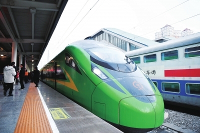 兰渝动车组列车昨日成功首发