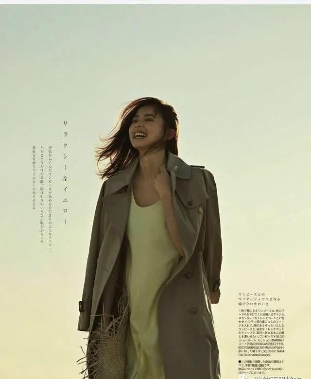  「安排」赶紧安排！一件黄色衣服，给春日穿搭注入无限活力，格外亮眼