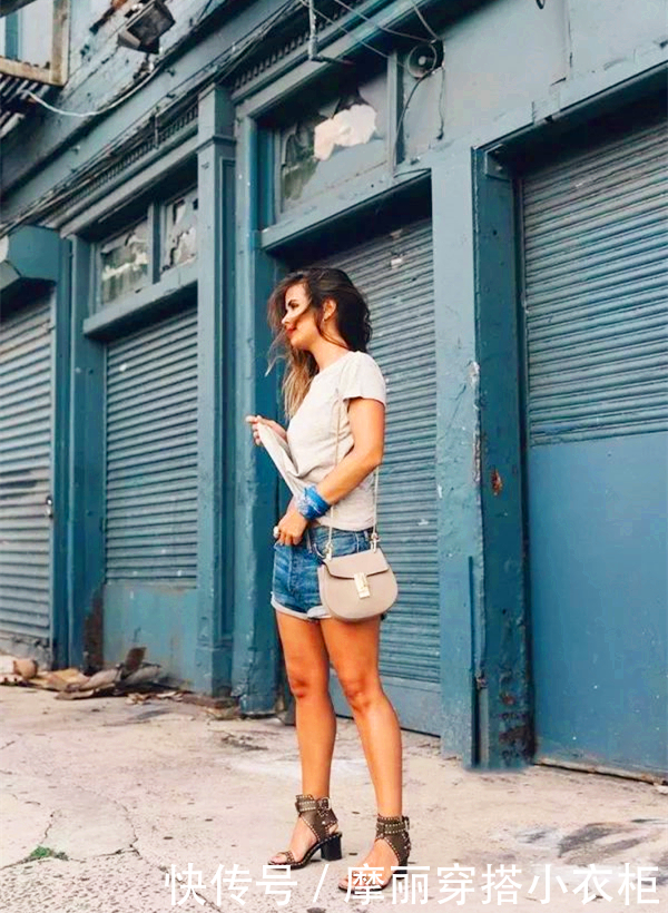 清爽短裤遇上女人味十足的高跟鞋，显高真的不止一点点