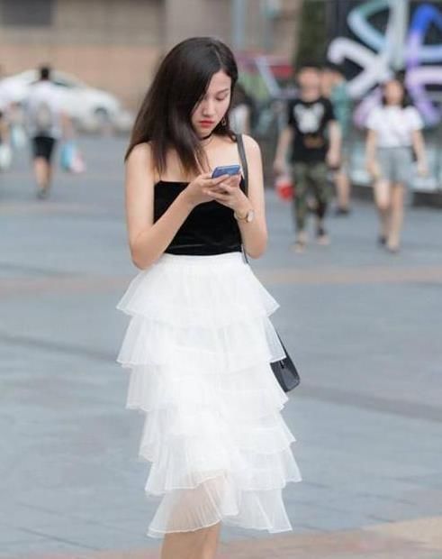 『美女』街拍:身材高挑的美女,一条白色连衣裙外搭白色开衫,时尚气质美