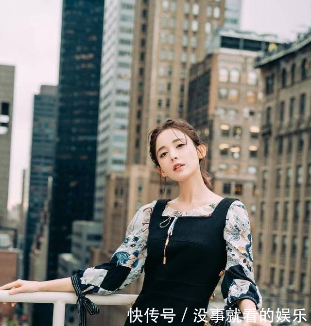 古力娜扎亮相纽约时装周,穿一袭中国风长裙,甜美又俏皮!