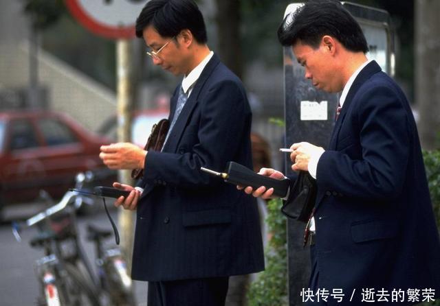  街头|90年代深圳老照片： 经济发展迅速, 街头随处可见大哥大和