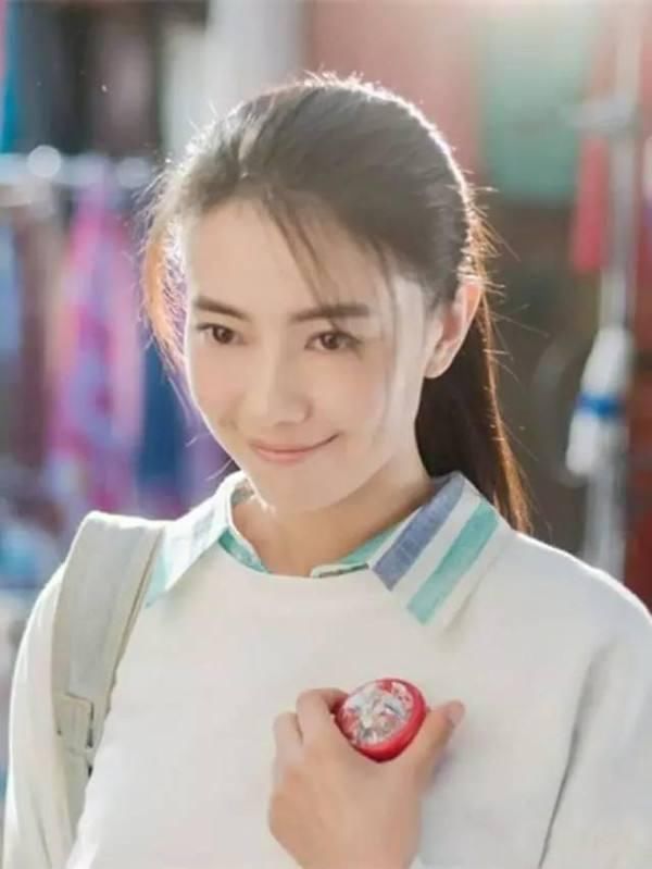 赵丽颖扎起马尾很有活力，看起来更显小的是高圆圆吧