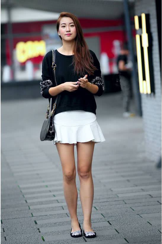街拍：穿着随性一丝甜美的小姐姐，看着清爽干练！