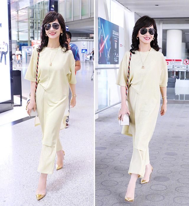 赵雅芝一身浅黄现身机场，没想到64岁的她竟然如此会穿同色衣服