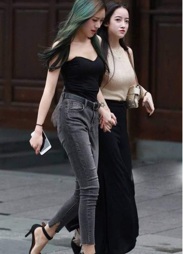 微胖型的美女，搭配紧身牛仔裤，身材饱满有型，看上去很迷人