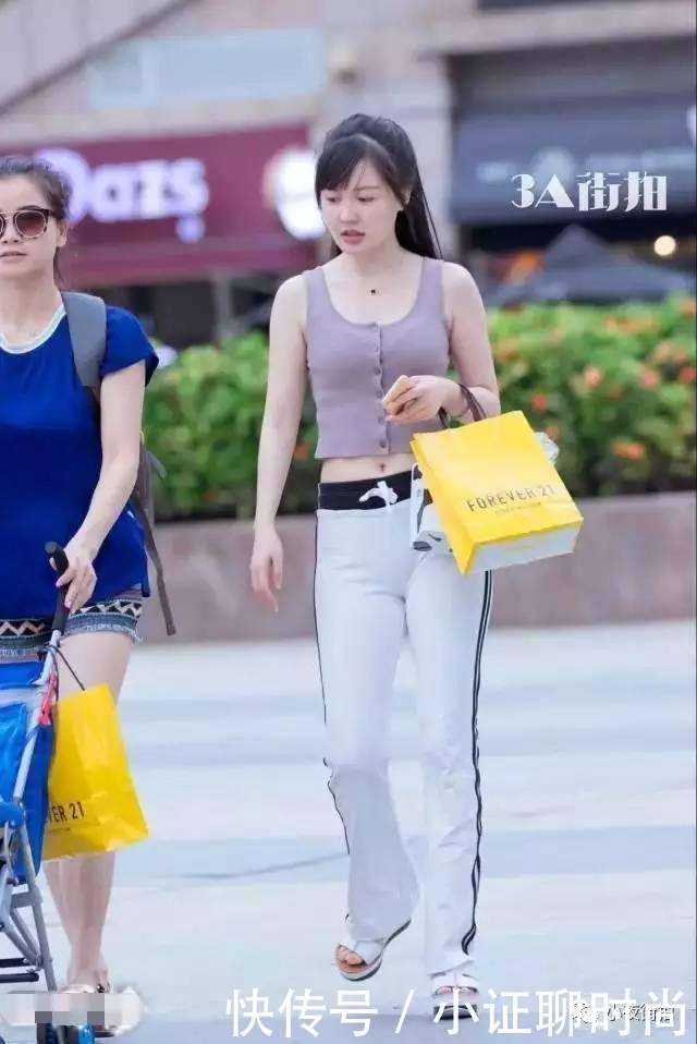 街拍:20多岁小姐姐紧身裤,着装简单不张场!
