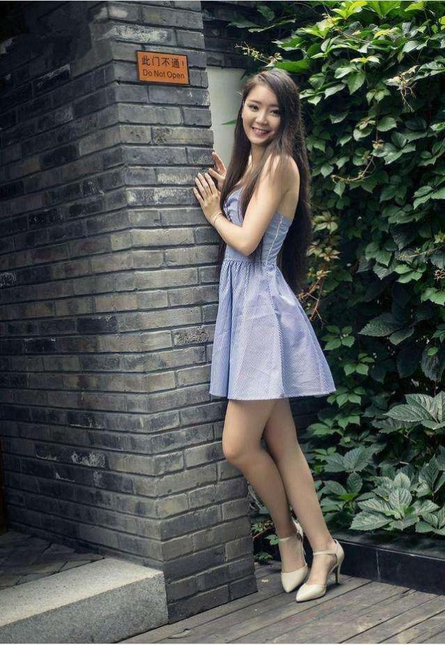 高跟鞋搭配这款V领连衣裙，让你清纯又不失可爱