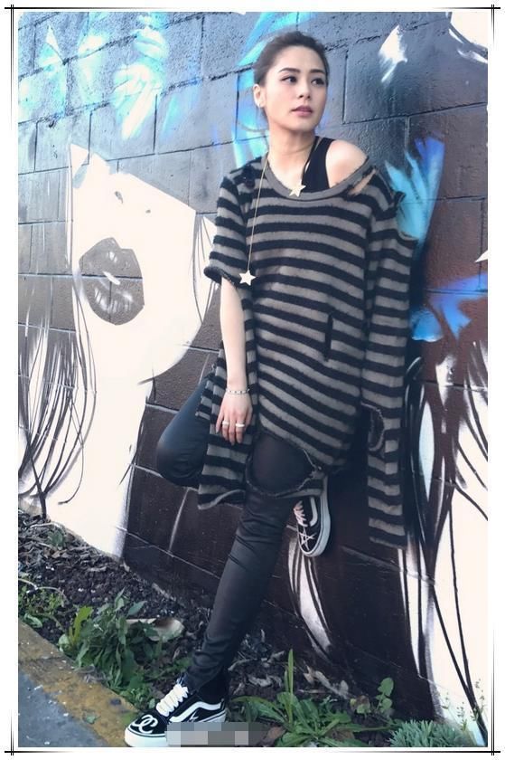 阿娇机场放飞自我！竟把U型锁当项链戴，网友：结完婚像换了个人