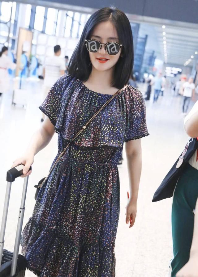 谢娜穿碎花裙想穿出少女范儿，却被束腰带出卖了产后发福的身材！