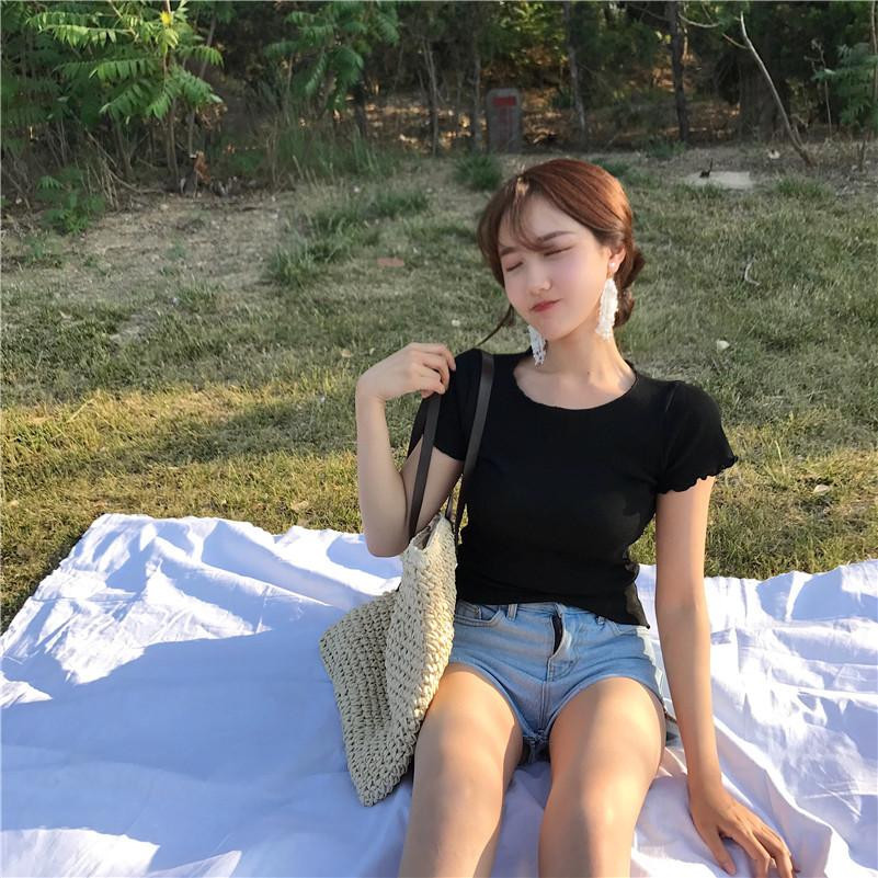 紧身裤的添加更洋气，女人要舍得打扮，给人眼前一亮的美感