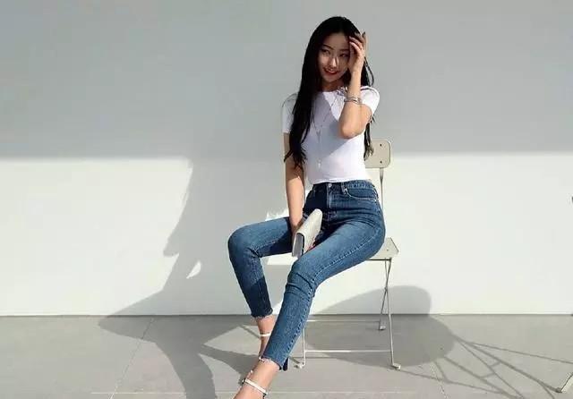 穿牛仔裤的小姐姐，大秀完美的大长腿！