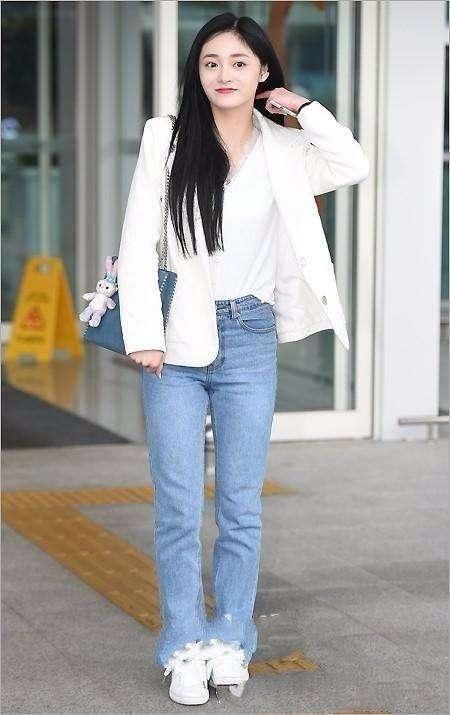 周洁琼真够猛的!穿的紧身牛仔裤还露出肚脐