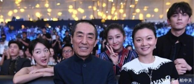 老谋子携妻子出席微博之夜,关晓彤周冬雨吴磊