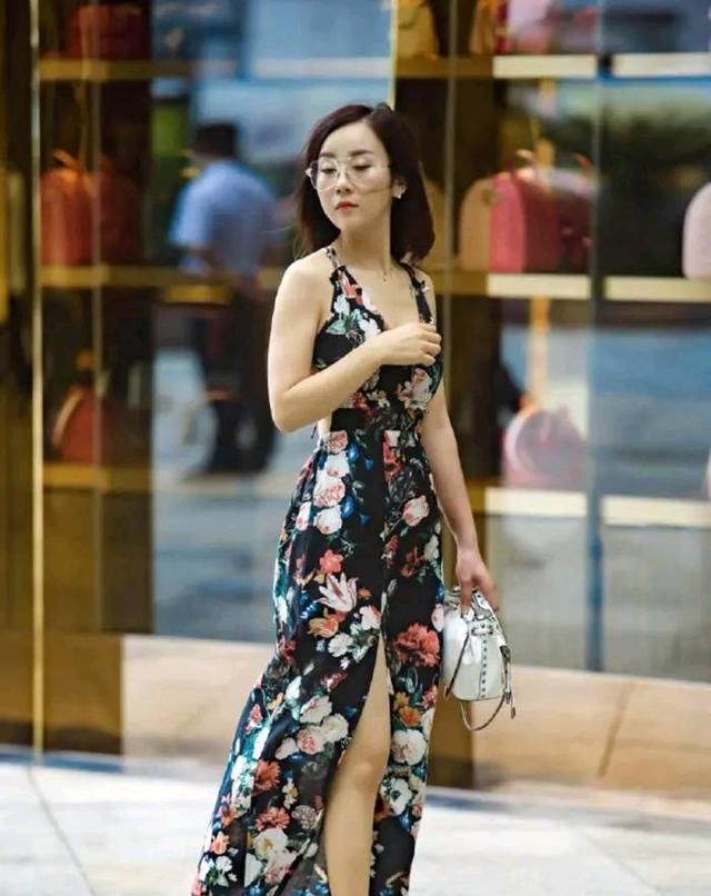  pageType_zmt:purephv80后的美女穿搭时尚有范,街拍也是很有女人味!