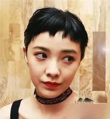 狗啃式刘海搭配短发很时尚！