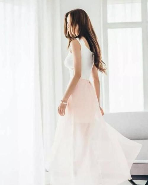  气质■街拍：名嫒美姝的美女，一件黑色毛绒外套配牛仔裤，时尚达人气质