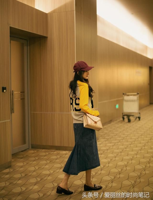 杨幂出席纽约时装周,卫衣配牛仔裙穿出少女感,带货女王回来了