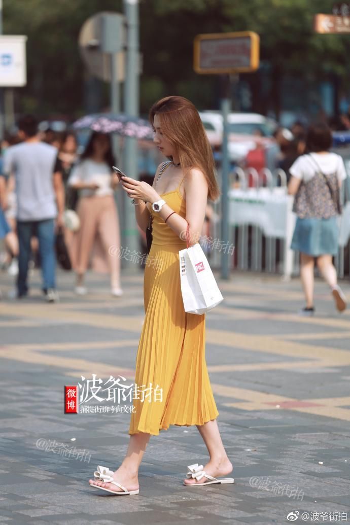 街拍:紧身T恤搭配毛边短裤，甜美清新，小姐姐大长腿让人羡慕