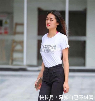  「尽显」街拍：天生丽质的小美女，优雅的穿搭，尽显时尚风采