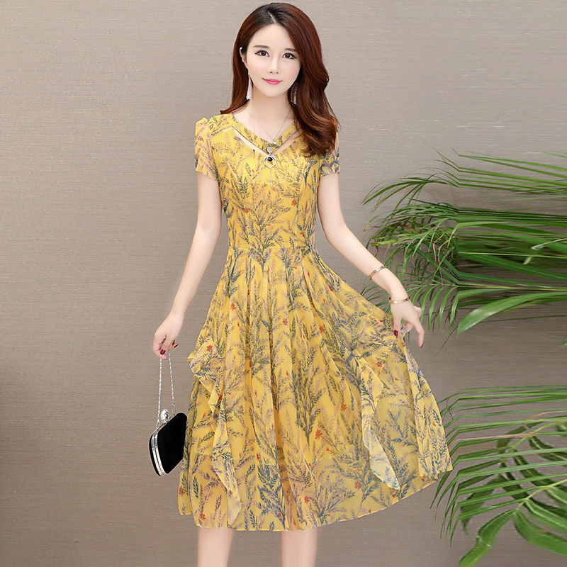 女人40岁之后，穿衣一定不要太复杂，这样穿才成熟有女人味