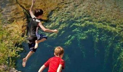 美国一个4米宽的水坑，已有多人在此遇难，游客却还是蜂拥而至