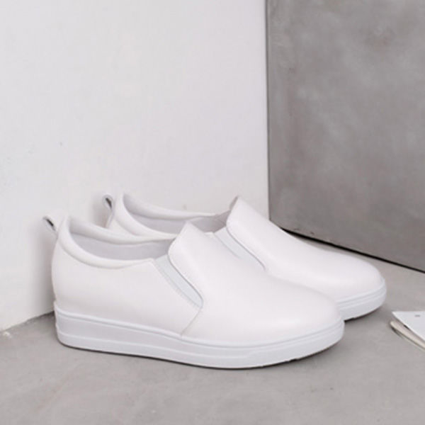 初秋，6070后尽量少穿凉鞋，当下流行的女鞋，给足舒适超养脚