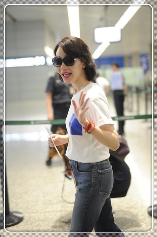 当41岁陈数和26岁杨紫同穿牛仔裤，才知道自律与放纵的差距有多大