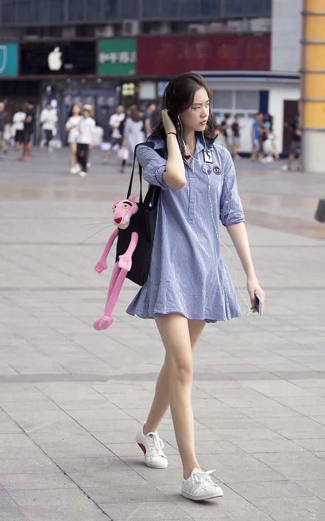 街拍繁华的大街上美女的穿搭都演示着怎样的美!