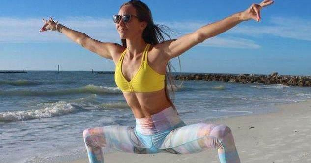 想要穿紧身裤显出好身材练练瑜伽动作，让你拥有曲线身材！