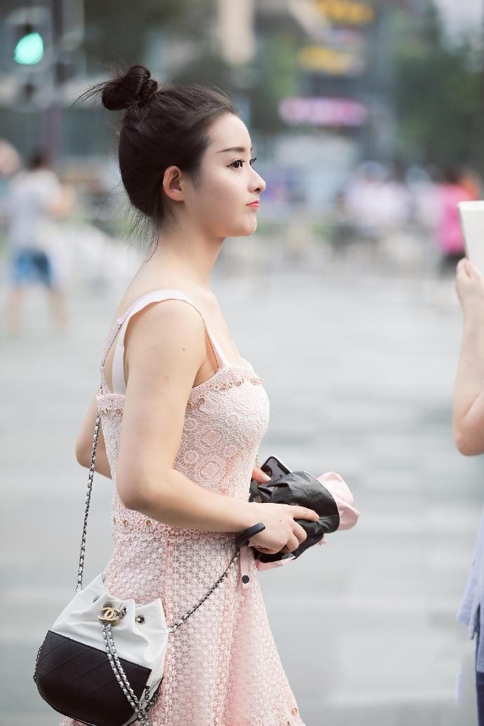 东莞街拍 美丽动人并蒂双开的美女 小背心的身材 看几遍都不够!