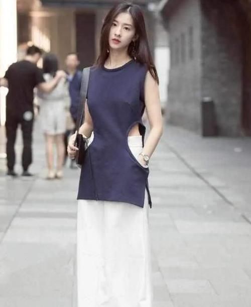  『风采』潮范儿女神来了，街拍：笑容甜美的小姐姐，一条白色的一字肩连衣裙，女神风采迷人