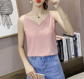 新来的美女同事换上这样的小背心，真的美呆，回去也给老婆买几件