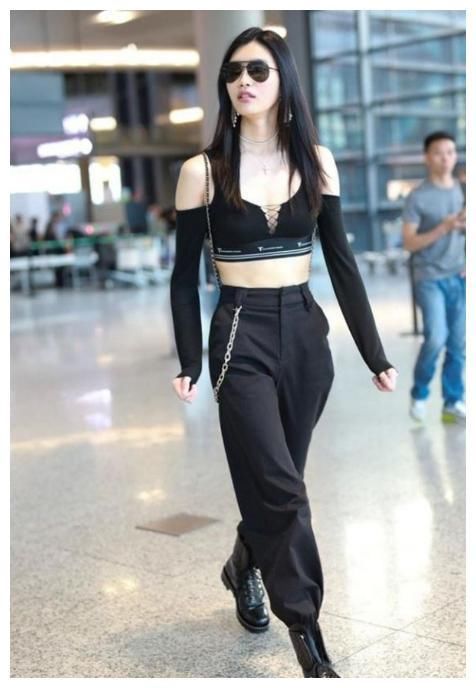 何穗穿开叉牛仔吊带群，网友:超模气场，奚梦瑶都被比下去了!