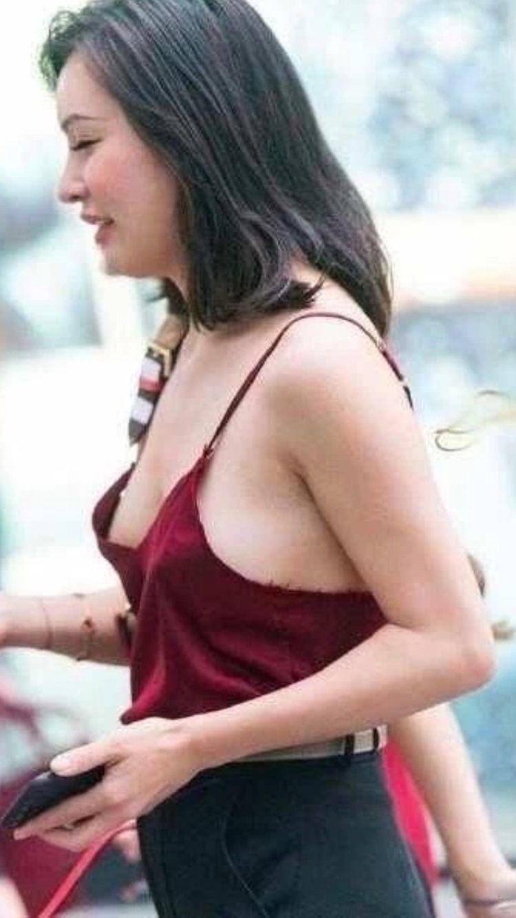 街拍 成熟美少女 用一条吊带连衣裙 证明自己还是那么的风韵犹存