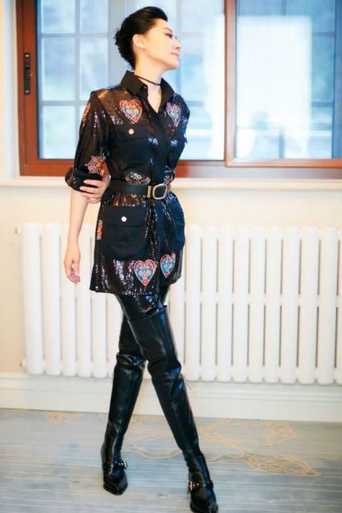 许晴身穿一套黑色的套装，她的“蚂蚁腰”太抢镜，哪像49岁的人