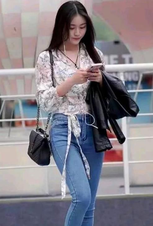  『蓝色』街拍：兰质蕙心的美女，一件雪纺上衣配蓝色牛仔裤，时尚青春气质
