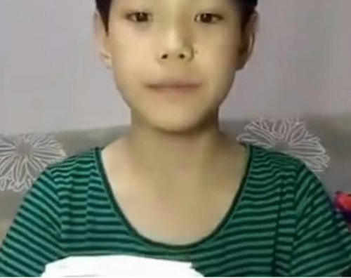 13小男孩直播挑战化妆，最后效果让女生羞愧，简直没法活了！