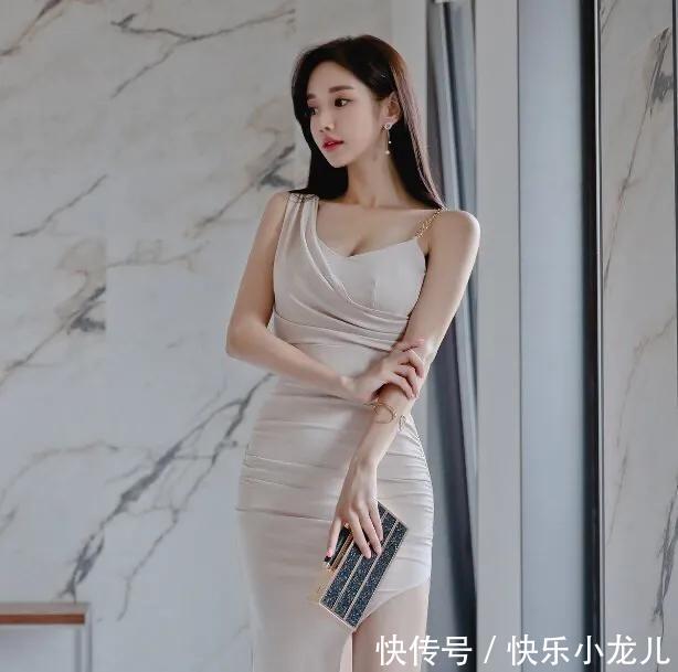 #遇上#街拍:当清纯遇上性感,当纯蓝遇上纯白,这一切就是魅力的味道