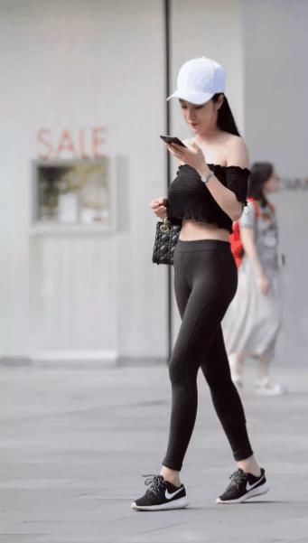 街拍：杭州街头偶遇时尚美女，包臀时尚夏日新潮流！