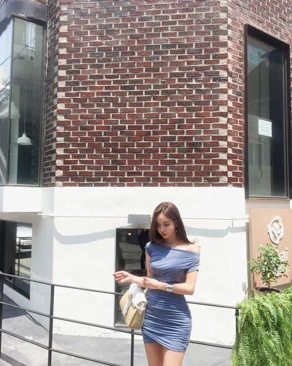 街拍 蓝色紧身裙美女，身材太好了！